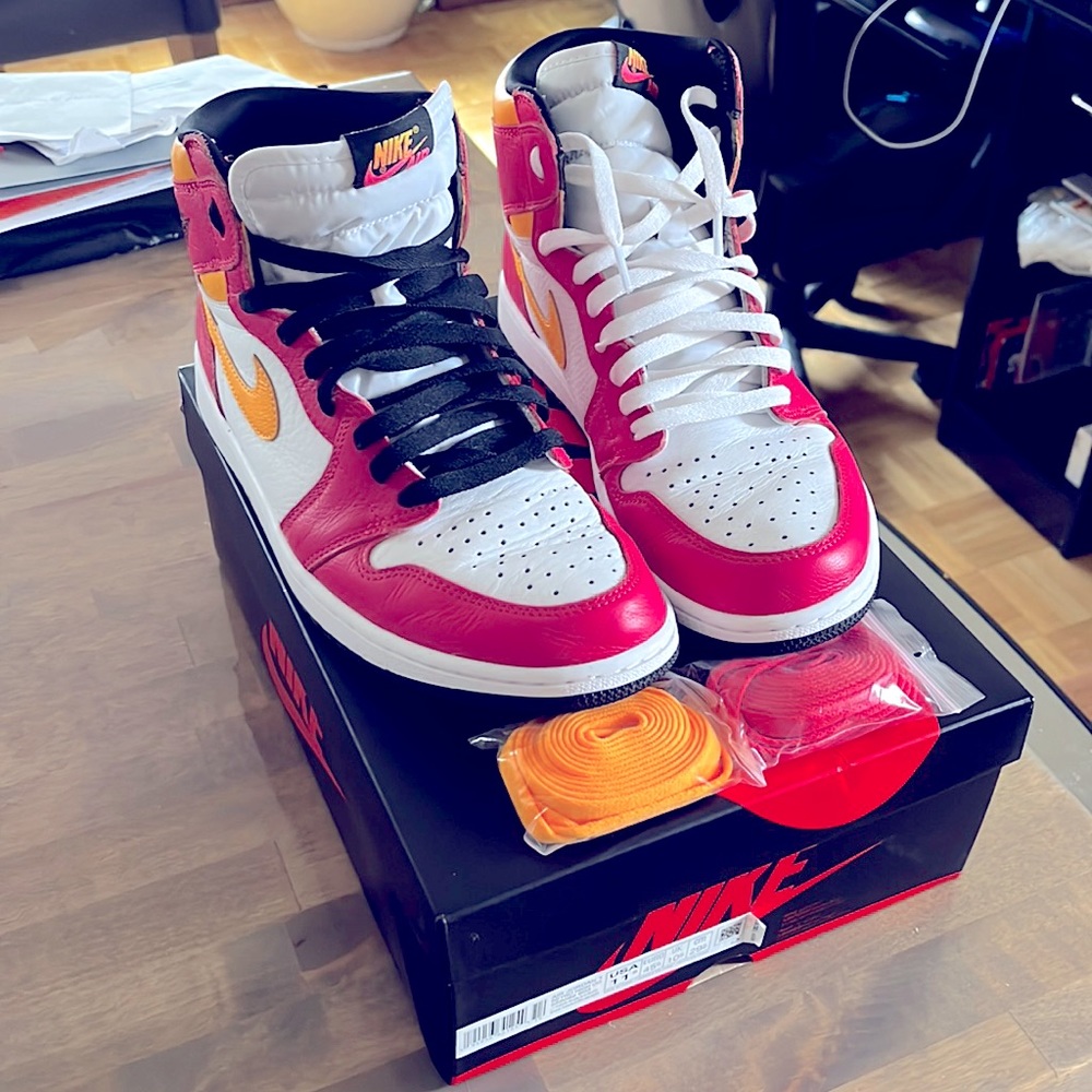 SELL! Jordan 1 retro in fusion red colorway with extra laces